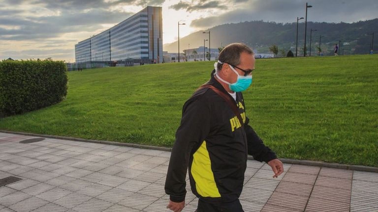 Un hombre pasea en las inmediaciones del Hospital Universitario Central de Asturias