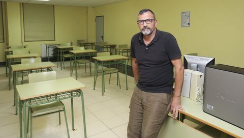 El director del IES A Pontepedria, Javier Dapena, alerta de la escasez de material tecnolgico para proveer a alumnos sin recursos