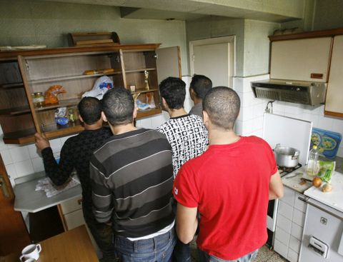 Algunos de los marroquíes explotados vivían en un piso patera en Armando Durán. 