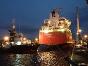 El �Ambra�, reatracando en el Centenario Sur con la ayuda de un remolcador
