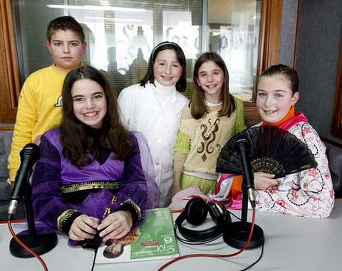Os alumnos participantes, no estudio de Radio Voz Barbanza.<span lang= es-es > </span>