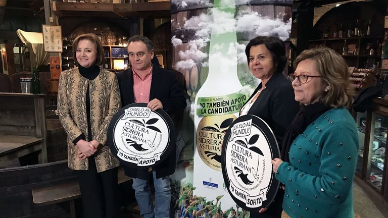 Otilia Requejo, Juan Cañal, María Jesús Álvarez y María Jesús Aguilar, en la presentación de la campaña para conseguir que la sidra se patrimonio inmaterial de la humanidad