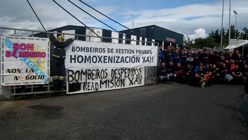 Los bomberos de Nanutecnia se concentraron delante del parque comarcal de Sarria