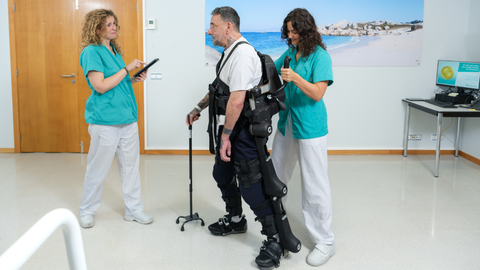 Un paciente haciendo rehabilitaci�n con el robot Hank