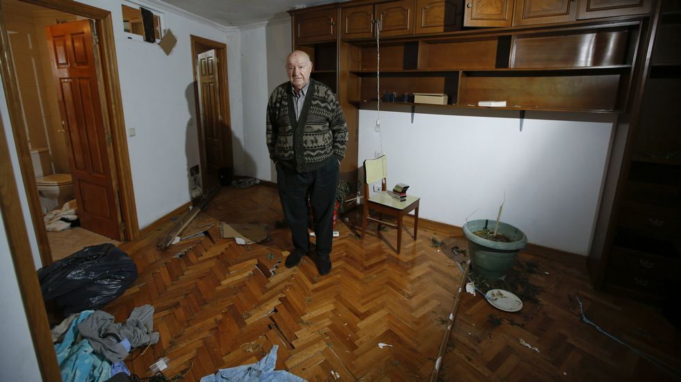 ANTONIO VÁZQUEZ EN SU CASA DESTROZADA POR LOS OKUPAS