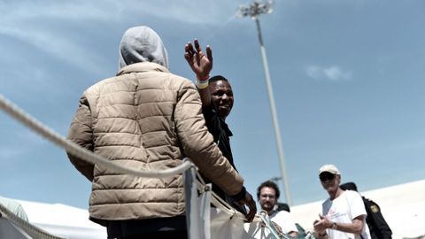 Refugiados desembarcando del Aquarius en Valencia el pasado da 17