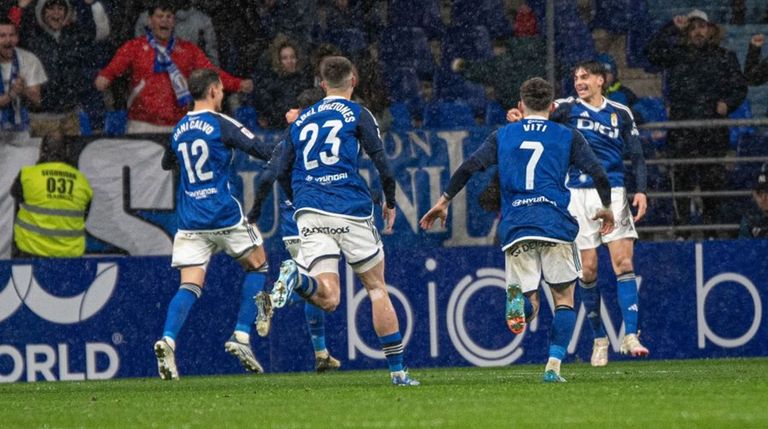 Los jugadores del Oviedo celebran uno de los goles al Levante