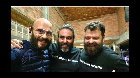 Martiño Vázquez junto a Óscar Lema y Daniel Carreira de Dinamic Atrezzo de Foz