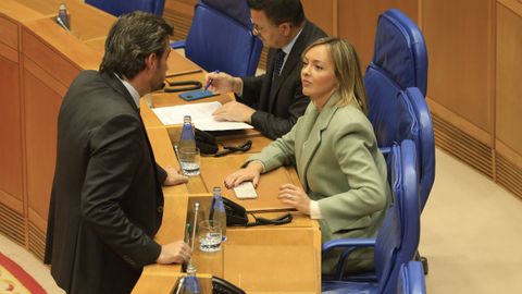 Fabiola García, que regresó al Parlamento, conversa con el vicepresidente segundo Diego Calvo