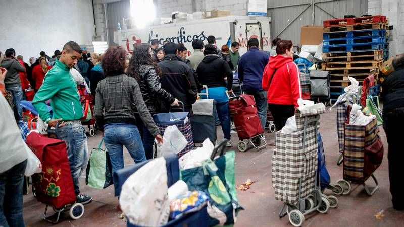 El partido ben�fico entre D�por y Sarriana fue presentado delante de la nueva caravana que ya disfruta el feriante