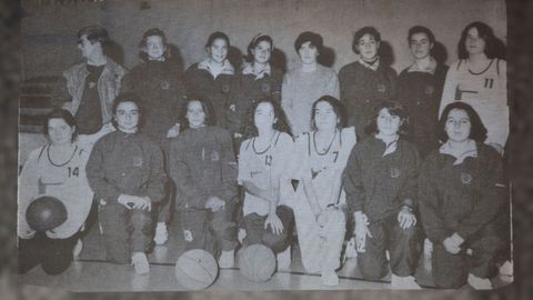 Ana Pontn, con el equipo femenino del Sarria a principios de los noventa, es la que luce el dorsal nmero 11
