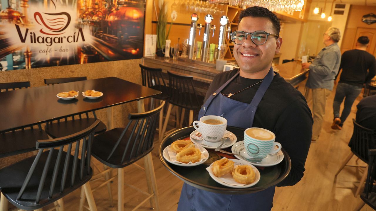 Esculturas al borde de la carretera.Caf Vilagarca en Vilagarca.Caf y churros conforman un binomio indisoluble en esta cafetera desde hace 70 aos. Y as sigue siendo hoy. Durante la maana, por 1,40 euros se puede disfrutar de un caf con leche y un par de churros recin hechos. Y por la tarde, con bizcocho casero.
