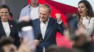 El ex primer ministro polaco Donald Tusk se dirige a sus seguidores en la noche electoral