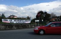 Las pancartas reivindicativas se reparten por el entorno de los albergues