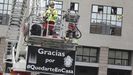 Espectacular homenaje de los bomberos a los vecinos de Santiago