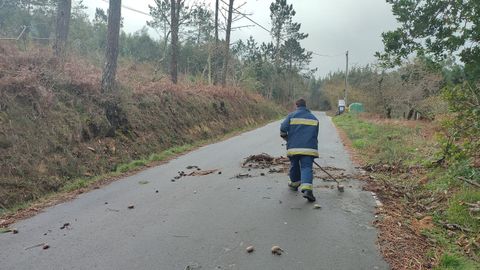 Voluntarios de Muxía limpian las vías tras las ramas caídas a causa del viento