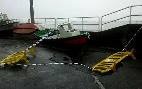 Los temporales tambin causaran daos en el firme junto a la entrada a la zona portuaria. 