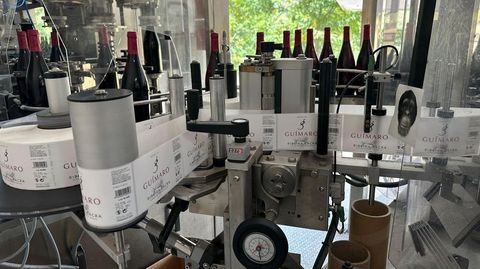 El proceso incluye el embotellado y la colocación de cápsulas y etiquetas en los vinos de la bodega