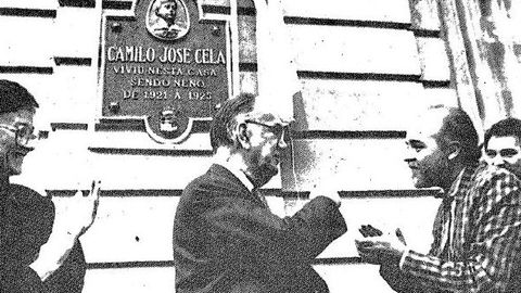 Con el escritor Camilo Jos Cela, descubriendo una placa dedicada a l, en 1986