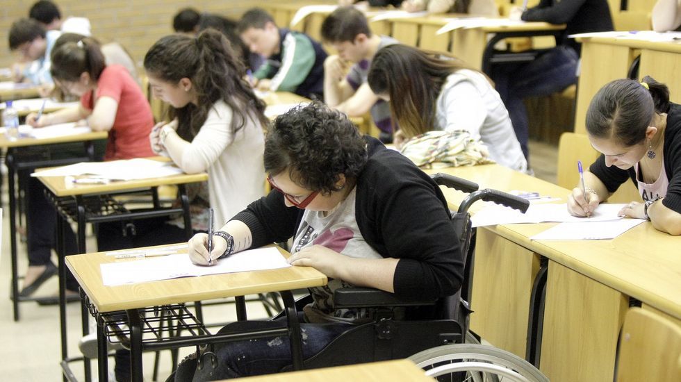Uno de los coches apareci� rayado en varios puntos y en campa�a pintaron la cara del candidato.