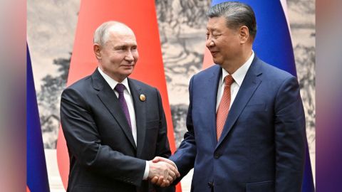 Putin y Xi se estrechan la mano, el jueves en Pekn.