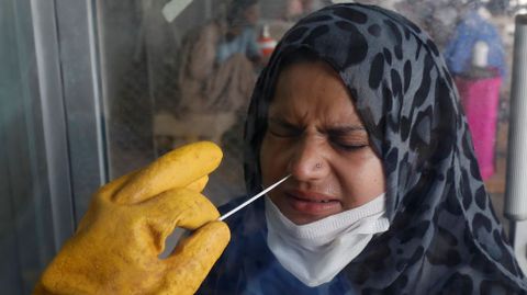 Un paramedico realizndole un test a una mujer paquistan