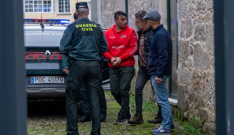 Prisión sin fianza para el atracador de la gasolinera de Tui por ocho delitos