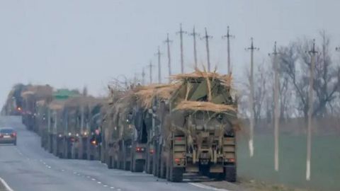 Convoy ruso en una carretera de Ucrania cubierto de ramas. 