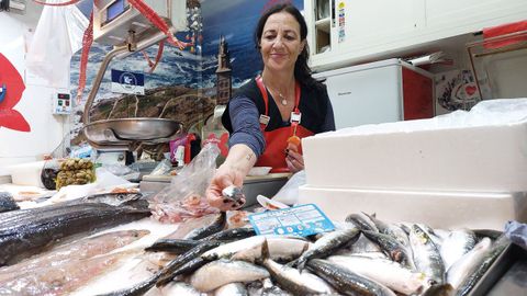Marisol Gonzlez, con sardinas que an vende en la plaza de abastos de Lugo 
