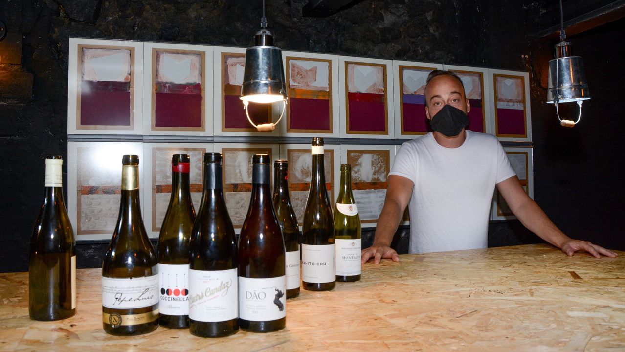 Obras del ascensor paralizadas en la Avenida de las Conchi�as en A Coru�a.Una pintada, en el mismo punto de la playa de Coira en el que la pandilla de amigos de los ocupantes del kayak se juntaban siempre, recuerda a Miguel Quan y a Javier Hurtado
