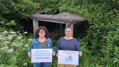 Representantes del BNG delante del lavadero de Sedes.