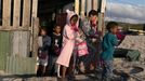 Un grupo de niños sudafricanos tras recibir un paquete de alimentos. Sudáfrica es el país africano mas castigado por la pandemia del covid-19