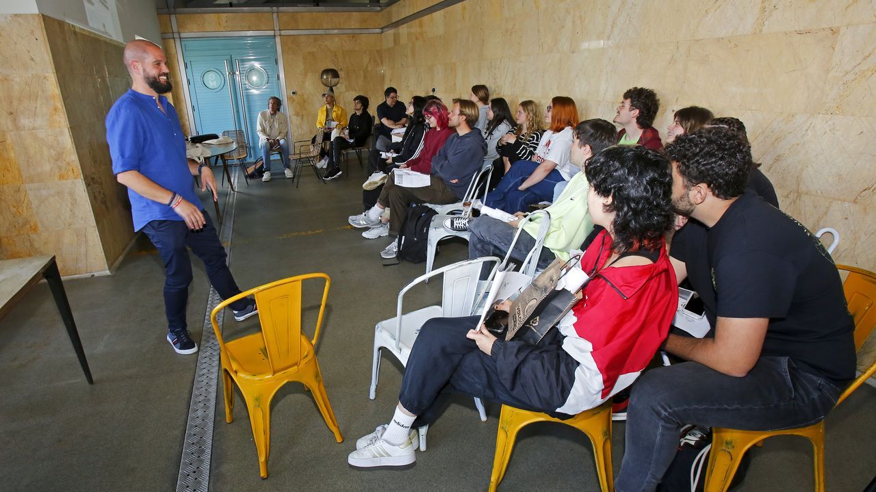 Ivn Puentes, en el Gastroespazo do Mercado, con estudiantes del grado en Socioloxa de la UDC