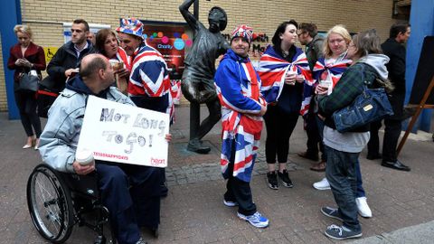 Los británicos celebran frente al hospital el alumbramiento