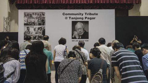 Ciudadanos de Singapur homenajean al fundador del pas. 