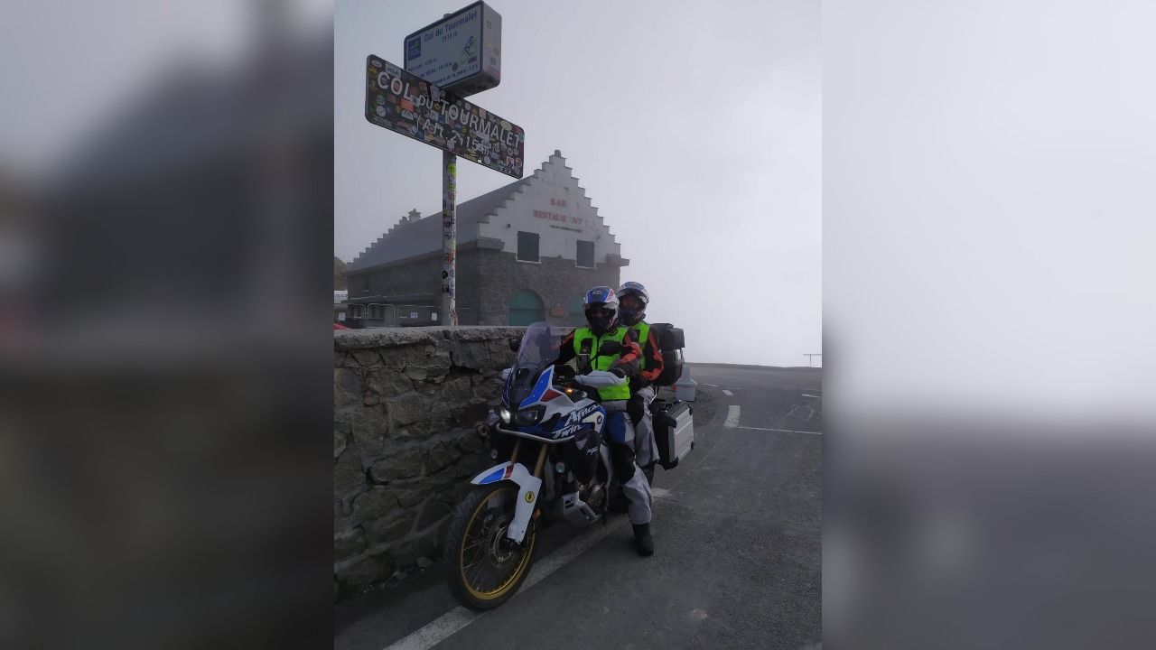 Qu hay que ver en las calles de Pontevedra y su comarca por Navidad?.Arias y Fernndez, en su moto, en la cumbre del Tourmalet francs. 