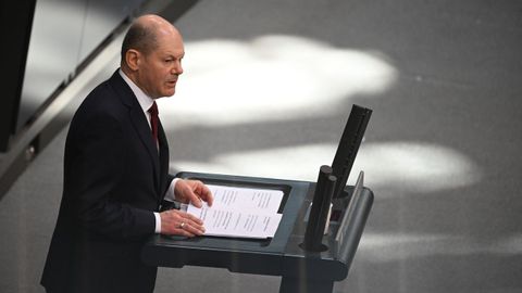 El canciller alemn Olaf Scholz hizo el domingo una declaracin del Gobierno durante una sesin especial del Bundestag alemn sobre el conflicto entre Rusia y Ucrania.