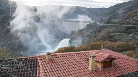 El desague del embalse de Belesar deja una nube de agua en suspensin frente a la presa