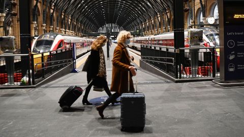 Viajeros en la estación de tren de Kings Cross en Londres, este domingo, después de que varios países prohibiesen los viajes desde Reino Unido por el avance de la nueva cepa de covid 