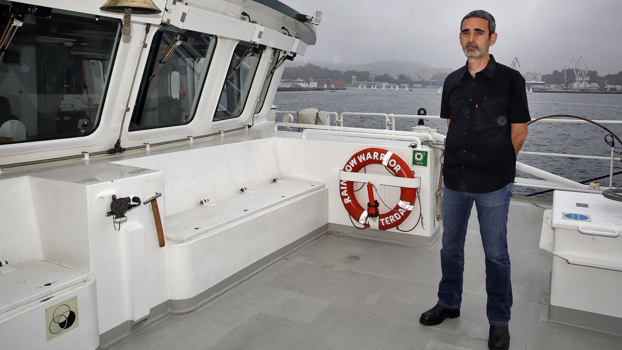 Vilagarca se vuelca con el Rainbow Warrior.El lemur Julen, con su madre