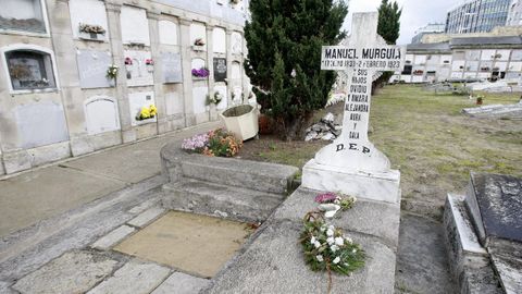 Tumba de Manuel Murgua en el cementerio de San Amaro