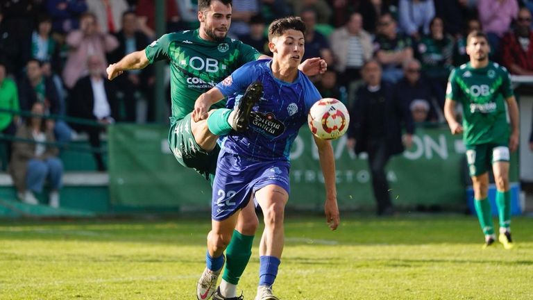 Jairo se lleva un balón en disputa con Curro