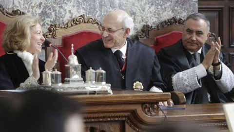 El fiscal superior de Galicia, Fernando Suanzes, entre la fiscala general del Estado, Consuelo Madrigal, y su predecesor, Carlos Vela. 