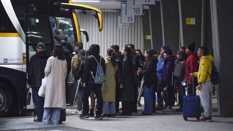 Cientos de usuarios del tren gallego se pasan al bus y colapsan la web de Monbus: «Estamos registrando una altísima demanda, se reforzarán líneas»
