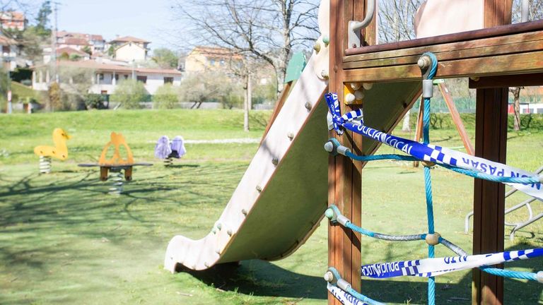 La policía de Poio precinta el parque infantil de Lourido por el estado de los columpios