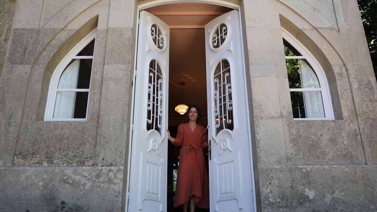 Natali&nbsp;Barreira posa en la puerta principal de Villa Lores, un pazo-palacio recuperado en Mea&ntilde;o