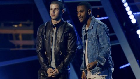 Nick Jonas y Big Sean presentan uno de los premios