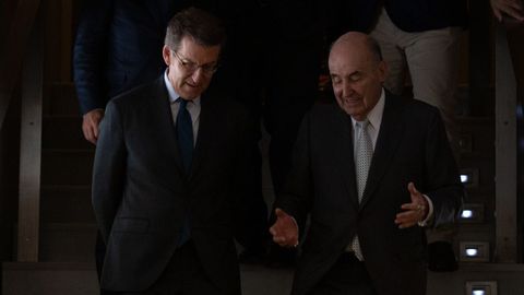 El presidente del PP, Alberto Núñez Feijoo, este jueves, en Barcelona, junto al abogado y exdirigente de Convergencia Miquel Roca