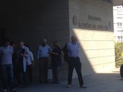 Varios profesores del colegio p�blico Chans, a la salida del juicio en Vigo