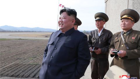 Kim Jong Un, en un cuartel militar supervisando un vuelo